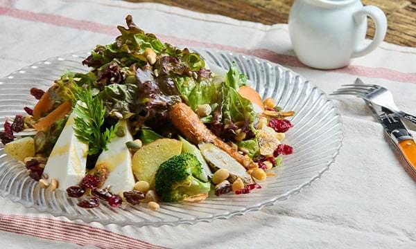Salad Cantik dengan Sayuran Panggang dan Marinasi Segar