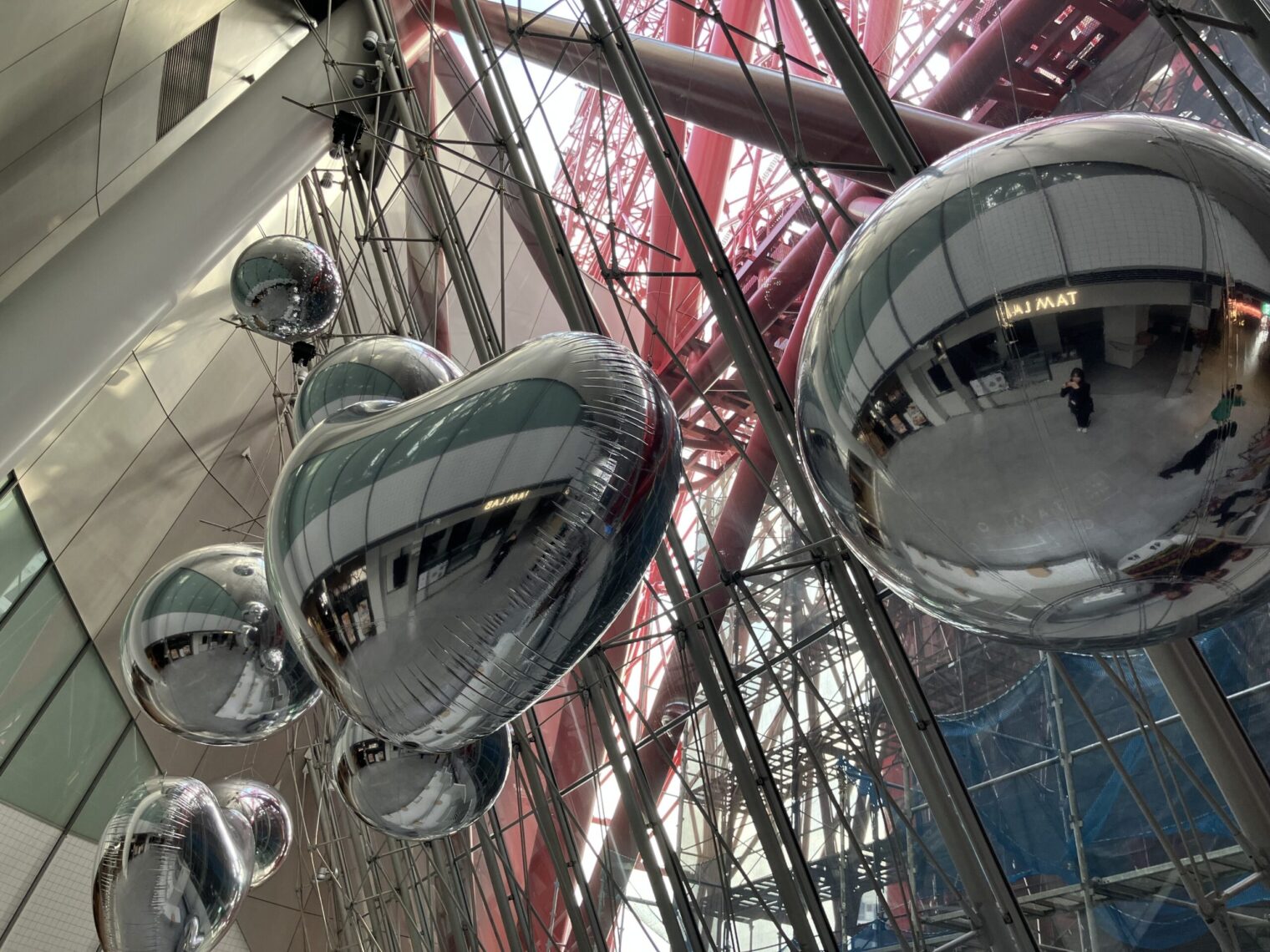 Heart-shaped photo spot appears at HEP FIVE!